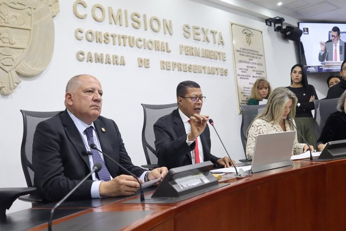 Caracol_Cali's tweet photo. #Política | Hernando González @ProfeGonzalezH, representante a la Cámara por el #ValledelCauca, es elegido presidente de la Comisión VI de la @CamaraColombia, con 12 votos a favor.   

Es el único vallecaucano que preside una Comisión tanto en Cámara como en el @SenadoGovCo. https://t.co/BkHNS4ZoSC