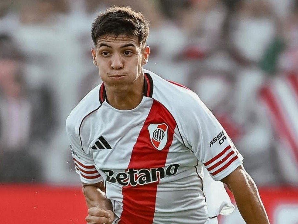 frabigol's tweet photo. No importa si juega mal.
No importa si regala todas las pelotas.
No importa si no corre.
No importa si no participa en el juego.

Tomas Galvan siempre va a ser titular y jugar los 90 minutos, es una vergüenza lo de este negociado.

26 AÑOS, YA VA PARA LOS 30 !!!!!! https://t.co/MtXmzdHahx