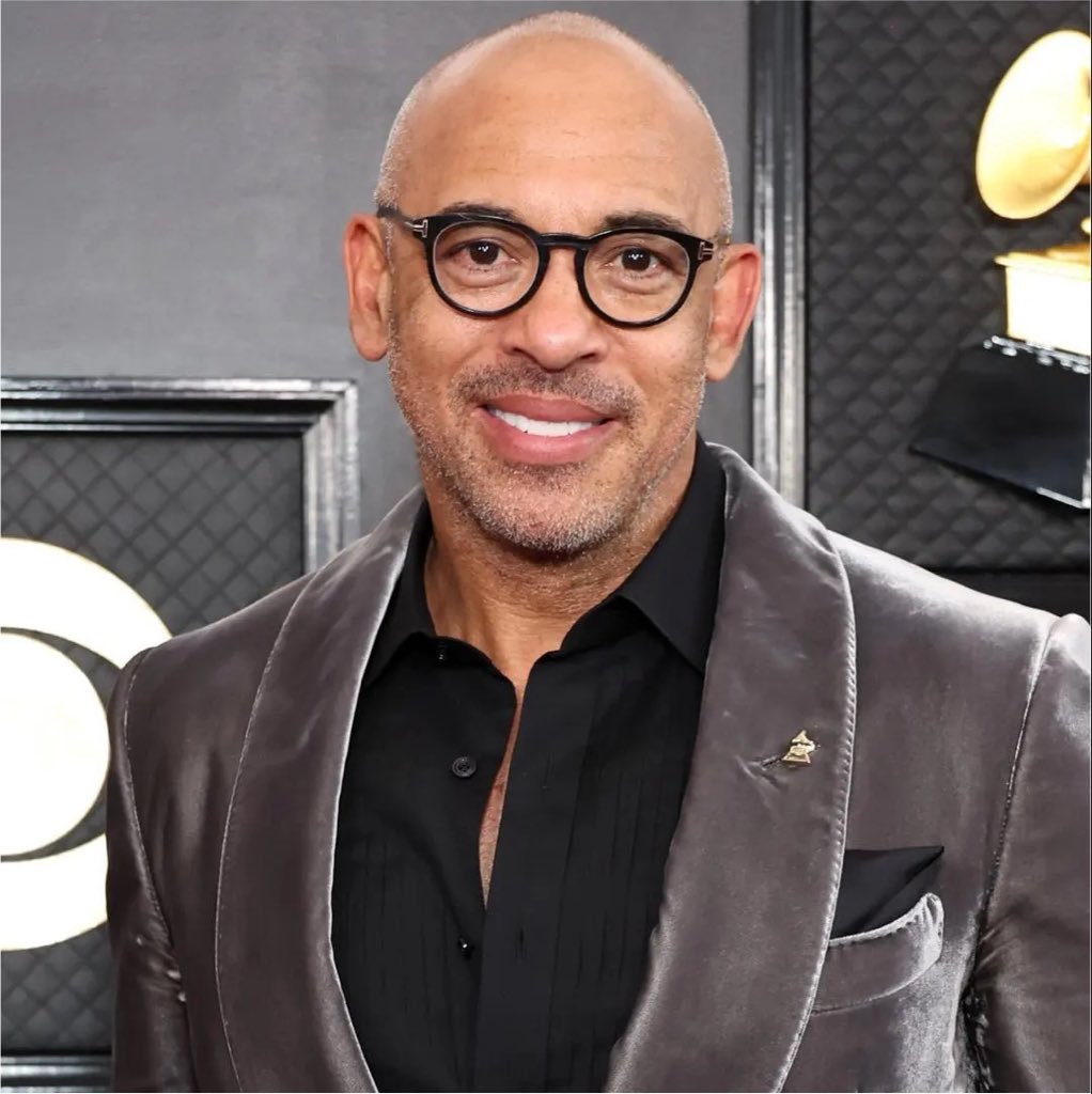 updatecultura's tweet photo. Harvey Mason Jr., CEO do Grammy, comenta a decisão do BTS de NÃO SUBMETER músicas ao Grammy:

“Fiquei triste ao saber que o BTS escolheu não participar do processo do Grammy Awards este ano, mas, como criador musical, eu entendo e respeito a decisão deles… Quero, no entanto, esclarecer algo que parece estar se perdendo na conversa. A categoria de Pop Asiático foi criada para celebrar a profundidade, a diversidade e o extraordinário crescimento da música pop produzida na Ásia. O objetivo dessa nova categoria é dar um destaque dedicado a esses importantes artistas. Mais categorias significam que o trabalho de mais artistas será reconhecido. Nunca foi uma forma de dividir, mas de ampliar quem é reconhecido pelos nossos 15 mil votantes do Grammy.

Também quero deixar algo muito claro: inscrever uma música em uma categoria de gênero, como Pop Asiático, Jazz ou Country, não impede que um artista também a inscreva e seja considerado nas categorias gerais, incluindo Gravação do Ano, Álbum do Ano e Canção do Ano.

Essas categorias continuam abertas a qualquer gravação elegível, independentemente do gênero. O reconhecimento em uma categoria de gênero e o reconhecimento nas categorias gerais não são mutuamente exclusivos. Um artista pode, sem dúvida, disputar ambos.”