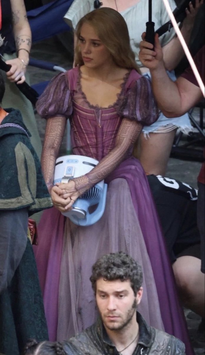 EnroladosBrazil's tweet photo. A HERDEIRA DE CORONA!☀️💜

Confira com detalhes o visual de Teagen Croft como Rapunzel no Live action de Enrolados.

ELA ESTÁ PERFEITA!
Enrolados já pode se considerar o melhor live de todos os tempos?🗣️😭 https://t.co/RBYr2z69B6