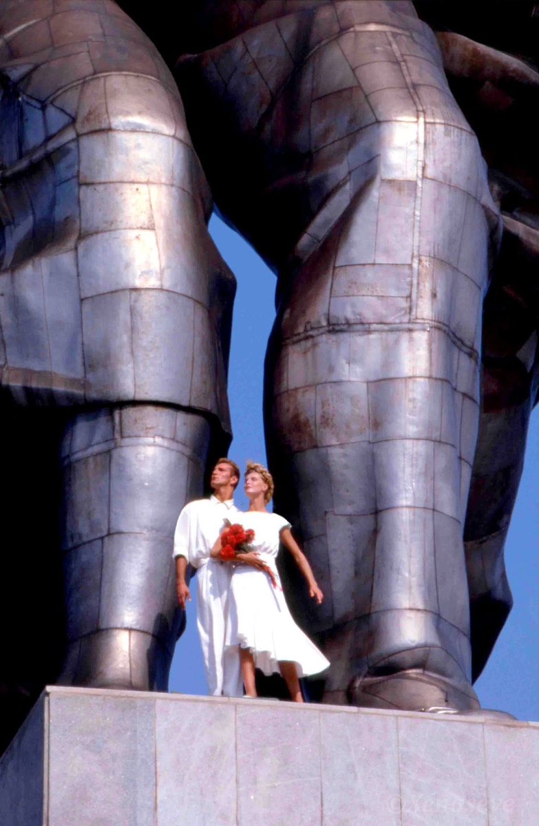 xe0_xeo's tweet photo. Thierry Mugler - Soviet Collection in Moscow https://t.co/QKVYqvjqVa