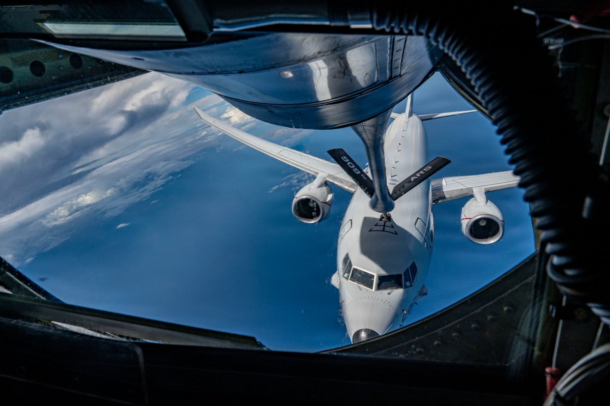 USPacificFleet's tweet photo. Seamless integration across the #JointForce 🇺🇸⚓️✈️ 

@USAirForce tankers provide critical aerial refueling to @USNavy aircraft, extending our operational reach across the vast region. One team, one fight. 

#USPacificFleet #FreeAndOpenIndoPacific https://t.co/sJA5bu6cAH
