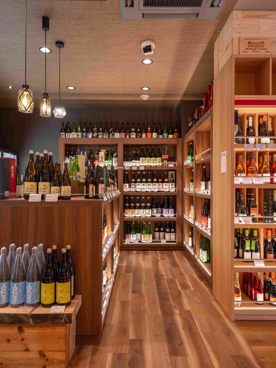 mandachiba's tweet photo. 売れる酒屋陳列什器　店舗デザイン
棚に埋め込められたledラインで
地酒一升瓶が浮かび上がる
手に取って見たくなる
魅惑の地酒什器❗️

売れる酒屋は独自性を極める

酒屋陳列什器　店舗デザイン
https://t.co/Io3TRZAvzb
#酒屋陳列什器#売れる酒屋#酒屋デザイン事務所#酒屋什器相談#酒屋デザイン https://t.co/vGr9Mtk9ih