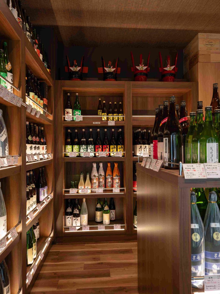 mandachiba's tweet photo. 売れる酒屋陳列什器　店舗デザイン
棚に埋め込められたledラインで
地酒一升瓶が浮かび上がる
手に取って見たくなる
魅惑の地酒什器❗️

売れる酒屋は独自性を極める

酒屋陳列什器　店舗デザイン
https://t.co/Io3TRZAvzb
#酒屋陳列什器#売れる酒屋#酒屋デザイン事務所#酒屋什器相談#酒屋デザイン https://t.co/vGr9Mtk9ih