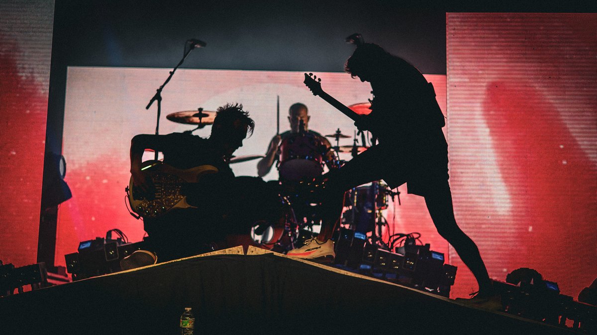 shutter16's tweet photo. Camp Screamo hit Charlotte in full force! 🔥

@StoryoftheYear, @Silverstein &amp; @OrigamiAngel turned @FillmoreNC into one massive singalong. Check out our full review &amp; gallery!

https://t.co/GvruER3SRu

#CampScreamo #StoryOfTheYear #Silverstein #twitfromthepit https://t.co/v4DXJoT01z