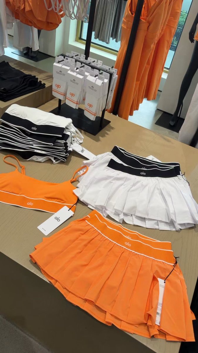 niy2pretty's tweet photo. The orange piece look so cute 🧡😩 https://t.co/otgEryisLm