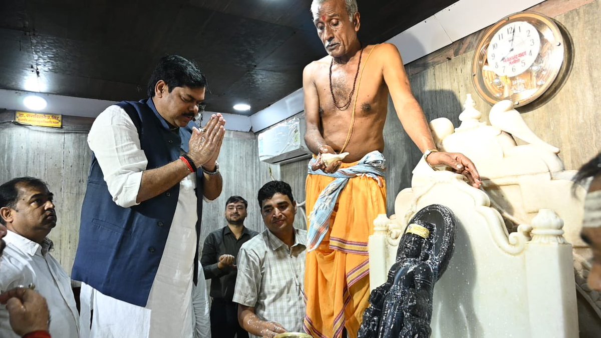 mkrtiwari_bjp's tweet photo. श्रावण मास के प्रथम दिवस पर बांका जिले के बौसी स्थित श्री मधुसूदन मंदिर में भगवान श्री हरि विष्णु के दर्शन एवं पूजा-अर्चना कर प्रदेश एवं देशवासियों के सुख, समृद्धि, उत्तम स्वास्थ्य और मंगलमय जीवन की प्रार्थना की।

जय श्री हरि! 🙏 https://t.co/WW4hndEiaa