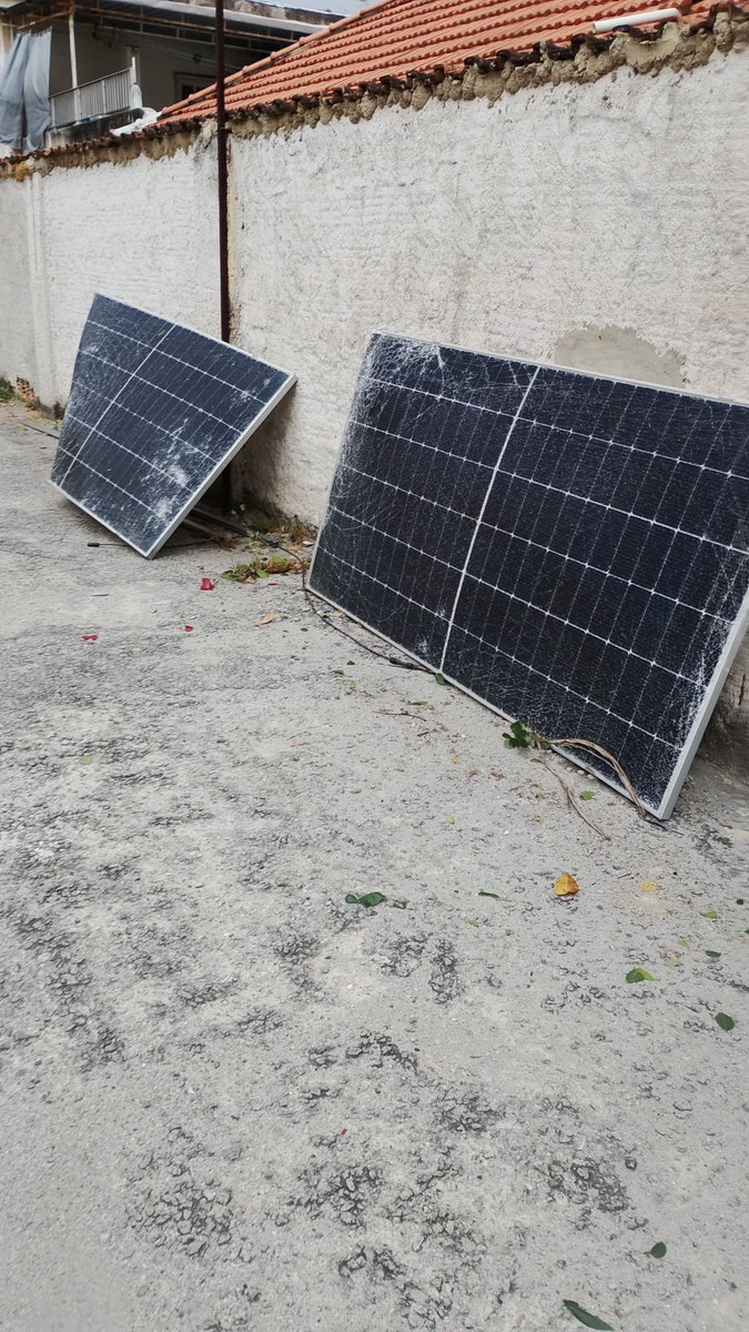 Hot_serparj's tweet photo. @bandnewsfmrio Ventania muito forte aqui na Abolição, várias placas solares voaram do galpão da empresa, inclusive uma acertou meu carro. https://t.co/jYiAIkEHzu