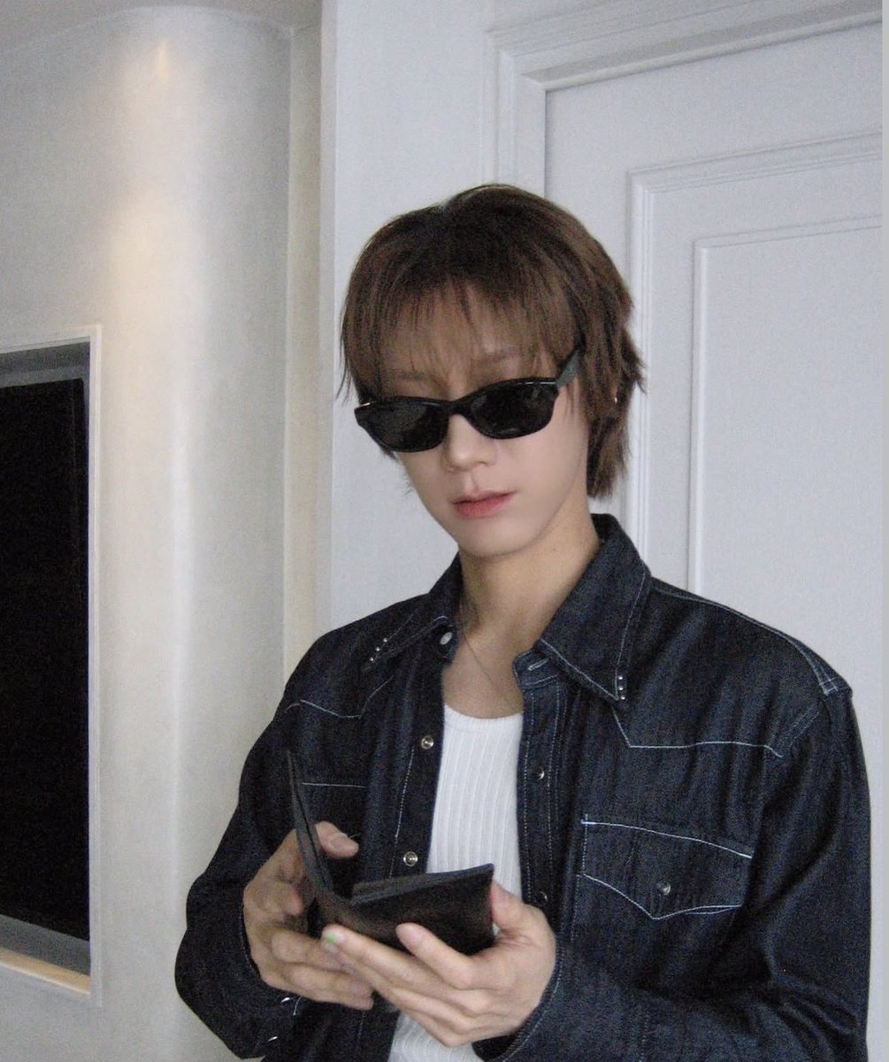 PPTT_1001's tweet photo. #tenlee_1001 @YSL HOT HOT SUMMER

น้องเตนล์มาลงรูปพร้อมแท็กแบรนด์ Saint Laurent ส่งของมาให้โปรโมทอีกแล้ว 🐈‍⬛🖤

#SaintLaurentxTEN https://t.co/xzGGVsD5pC