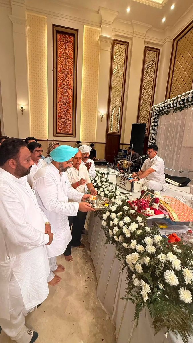 kuljitnagra1's tweet photo. स्वर्गीय श्रीमती आजाबनली जी के कीर्तन एवं भोग समागम में शामिल होकर उन्हें श्रद्धांजलि अर्पित की। 

इस अवसर पर परिवार के प्रति गहरा दुःख व्यक्त करते हुए दिवंगत आत्मा की शांति के लिए प्रार्थना की तथा परिवार को इस असहनीय वियोग को सहने की शक्ति देने हेतु ईश्वर से कामना की। https://t.co/KTV6AfTwId