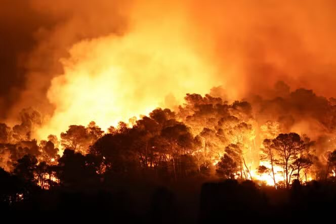 dreslincourt's tweet photo. Macron, l'été de tous les dangers !
Les Français commencent à percevoir son bilan abominable  : Incendies ( 220 000déplacés, 42000hectares brûlés, villages rasés, 4 morts, 100 blessés...+hôpital sans clim'!-> 5000 morts....
Pour tenter de se disculper,  la Macronie a tenté de manipuler les esprits :
- "méchant feu inédit", "imprévisible". sic la préfète. manipulation : on ne pouvait rien faire. Faux, c'est un feu classique, le pyrocumulonimbus est la conséquence du manque de moyens...d'un feu devenu incontrôlable.
 Donc  le hors norme est la conséquence du manque de moyens et de l'absence de préventions en amont.
Responsable : Macronie.
- Tous unis ! Macron, pour faire taire la souffrance et la colère des habitants et des pompiers contre l'incurie des autorités.
- Cliver les Français, problématique secondaire, riche contre pauvre...
-Dissonance cognitive, Je me félicite, Je pense qu’on a mis le maximum de moyens. »
42000hectares brûlés ? 220000 habitants évacués ? 
Dehors le menteur !