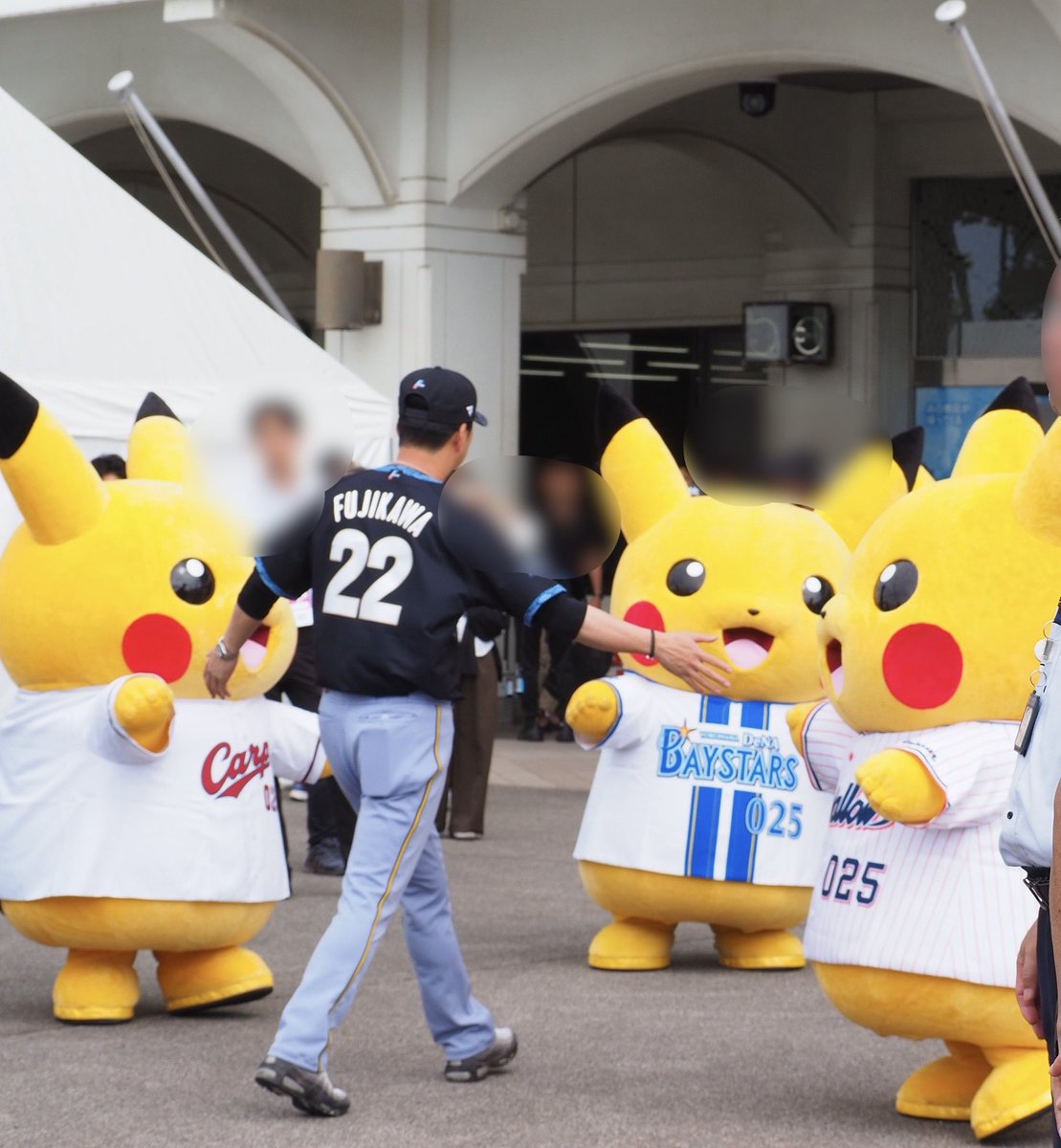 mmaj0915's tweet photo. 監督たちもピカチュウとターッチ！
#マイナビオールスターゲーム2026
#ピカチュウ https://t.co/i6bRc9JCu0