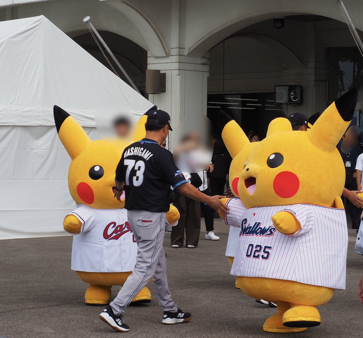 mmaj0915's tweet photo. 監督たちもピカチュウとターッチ！
#マイナビオールスターゲーム2026
#ピカチュウ https://t.co/i6bRc9JCu0