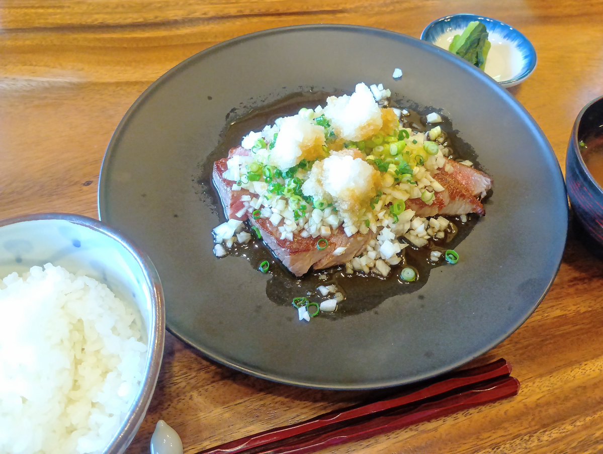 15sanQ's tweet photo. 今日は誕生日当日wです！🎂
地元のお肉が有名なレストランで、お箸で食べる和風ステーキ…✨
部位はシンタマだそうな。

とろっとしたお肉を食べるのは何年ぶりだろう…🥺✨ https://t.co/0dZfBknslm