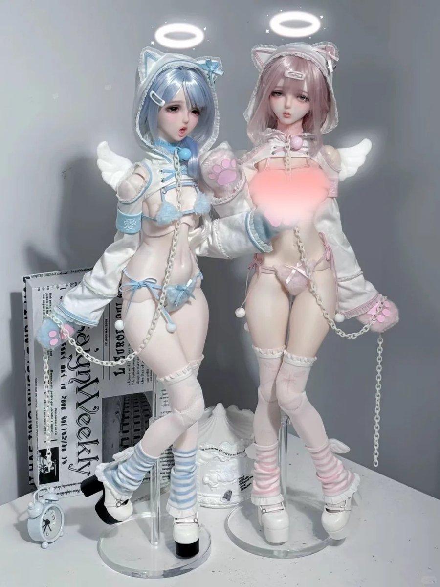 Nokdoll_jp's tweet photo. 𓋫 𓏴𓏴 𓏵‧₊新作情報₊‧𓏵 𓏴𓏴𓋫 

꒰極上にゃんこ꒱「1/4ドール服 MDD，MSD, Angelphilia/OF」

猫耳と翼のモチーフを取り入れた、キャラクター性のあるデザイン。ଘ🐱ଓ  

チェーンやベルト、肉球モチーフのディテールがスタイルを完成させる。

  軽やかなシルエットと小物使いで、個性的な印象に。  

#angelphilia #ブラインドドール好きさんと繋がりたい