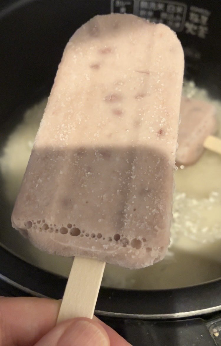 NsKITCHEN4's tweet photo. 井村屋あずきバー2本と、おもちを、2合のお米と炊き込んでみました！甘めのお赤飯という味で、美味しかったです！
#あずきバー #あずきバーレシピ https://t.co/fDvDYuxnCO