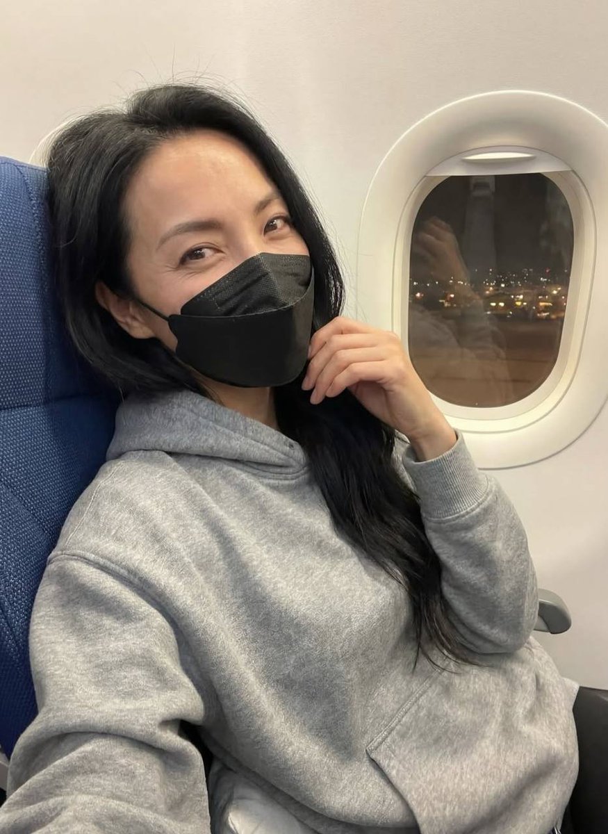 Himari_glow's tweet photo. One of the most interesting things I learned during the years we all wore masks was how much emotion you can read just from someone's eyes. It made me realize how often we fake a smile with our mouths, but our eyes always tell the truth . https://t.co/wFN6mMdY73