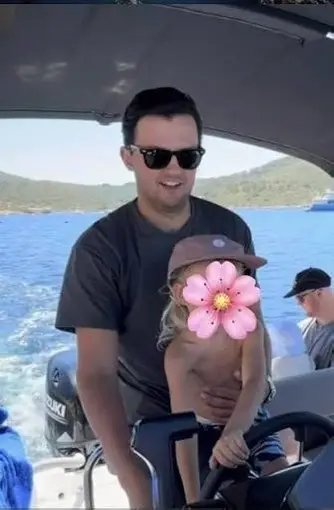 puremaureen's tweet photo. Influencer Emilie Kiser is facing renewed scrutiny after a video from a family holiday in Mallorca showed her 16-month-old son, Teddy, on a moving boat without wearing a life jacket.

The footage drew widespread attention given the heartbreaking loss of her 3-year-old son, Trigg, who died in an accidental drowning in May 2025.

Responding to the criticism, Emilie admitted Teddy should have been wearing his life jacket for the entire journey and said her family is "painfully aware" of how quickly a tragedy can unfold.

The viral moment has reignited debate around water safety, accountability, and the pressures of parenting in the public eye.

💬 Do you think the criticism is justified, or has the reaction gone too far?