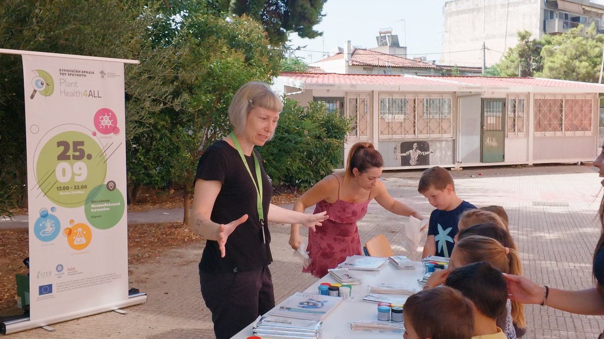 PlantHealth4ALL's tweet photo. Αλληλεπίδραση, γνώση, διάδραση, φαντασία! Τα παιδιά ως μικροί καλλιτέχνες αποτυπώνουν θέματα σχετικά την υγεία των φυτών στο πλαίσιο δράσης της Βραδιάς του Ερευνητή @PlantHealth4ALL https://t.co/xEszjJqdBX