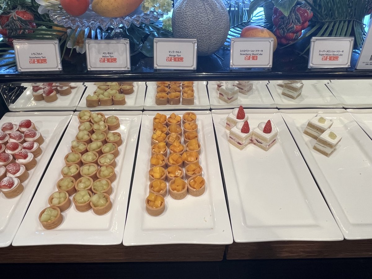 nikomims's tweet photo. 本日は有休取ってニューオータニのスーパースイーツビュッフェ、いちごメロンマンゴー🍓🍈🥭1ピース数千円のショートケーキも食べ放題✨スイーツもサンドイッチも美味しかった😋 https://t.co/MwmV7p3XFn