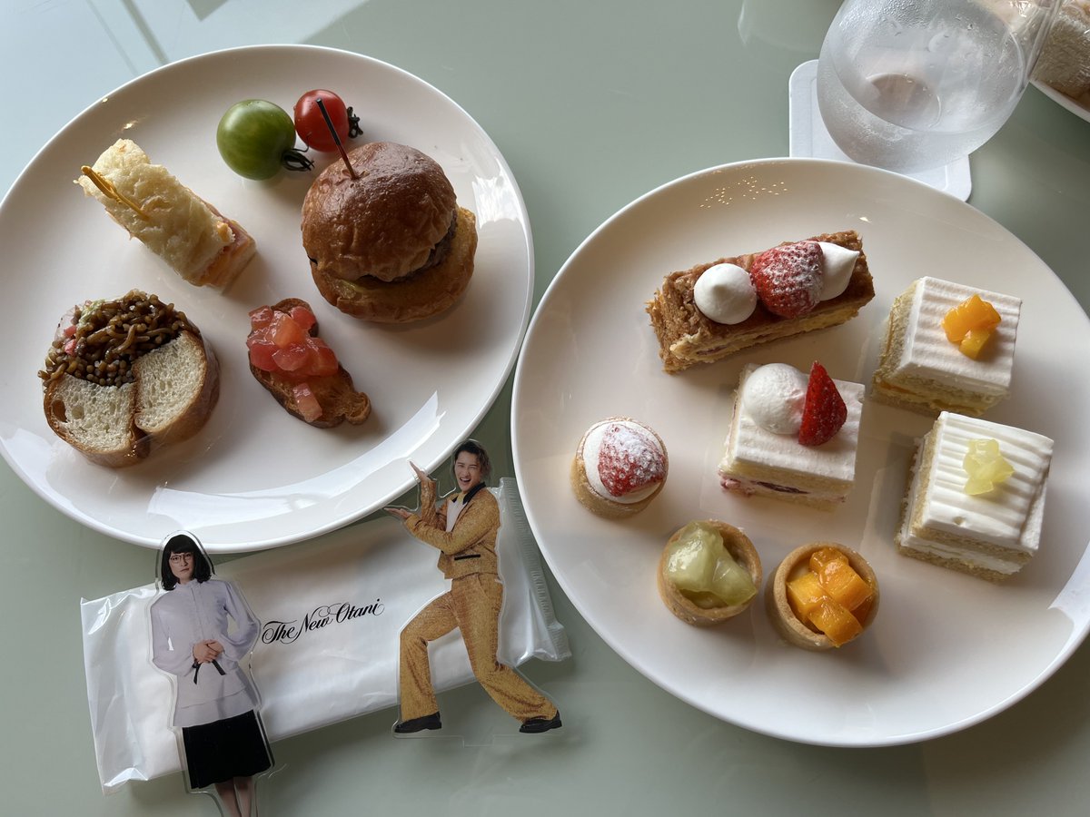 nikomims's tweet photo. 本日は有休取ってニューオータニのスーパースイーツビュッフェ、いちごメロンマンゴー🍓🍈🥭1ピース数千円のショートケーキも食べ放題✨スイーツもサンドイッチも美味しかった😋 https://t.co/MwmV7p3XFn