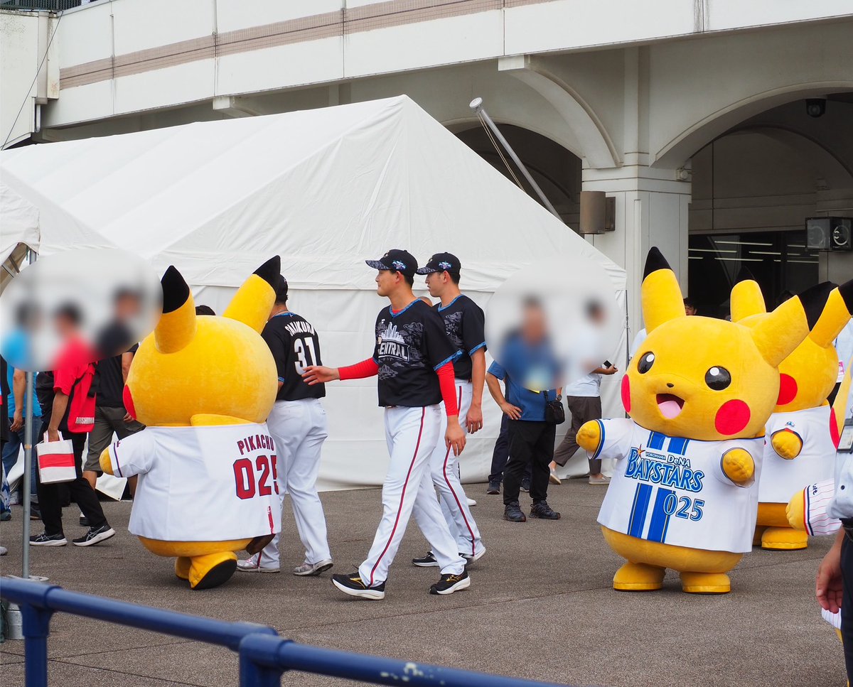 mmaj0915's tweet photo. １枚目:ちょっと来て来て！
２枚目:一緒にちょっと離れたところへ
(カープの皆さんで写真撮られてました(^○^))
#マイナビオールスターゲーム2026
#ピカチュウ https://t.co/2ZHMfP4Rpm