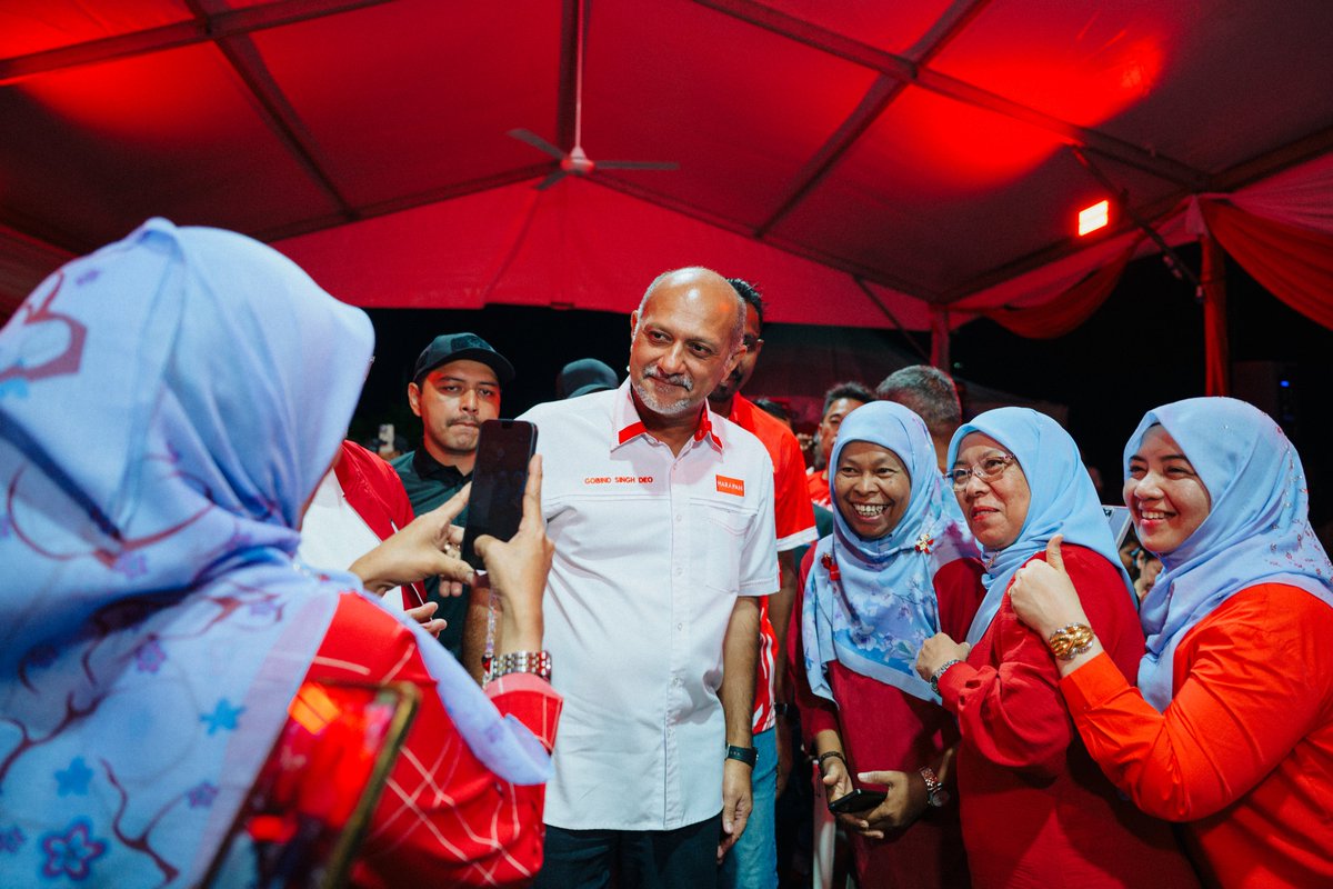 GobindSinghDeo's tweet photo. Misi Jelajah Kekal Harapan Negeri Sembilan seiring dengan namanya; untuk menjemput rakyat negeri ini bersama-sama mempertahankan mandat kepimpinan Pakatan Harapan, demi Negeri Sembilan yang terus maju, progresif, dan makmur untuk semua.

Negeri ini masih banyak potensi untuk direalisasikan, dan Negeri Sembilan selayaknya terus menikmati pentadbiran yang stabil dan bernadikan rakyat tanpa dicemari sebarang anasir politik kaum dan kuasa semata-mata.

Ayuh Negeri Sembilan, PRN kali ini kita terus bangkit dan mara ke hadapan bersama Pakatan Harapan! 

#KekalHARAPAN
#MemaknaiHARAPANrakyat
#UndiHARAPAN