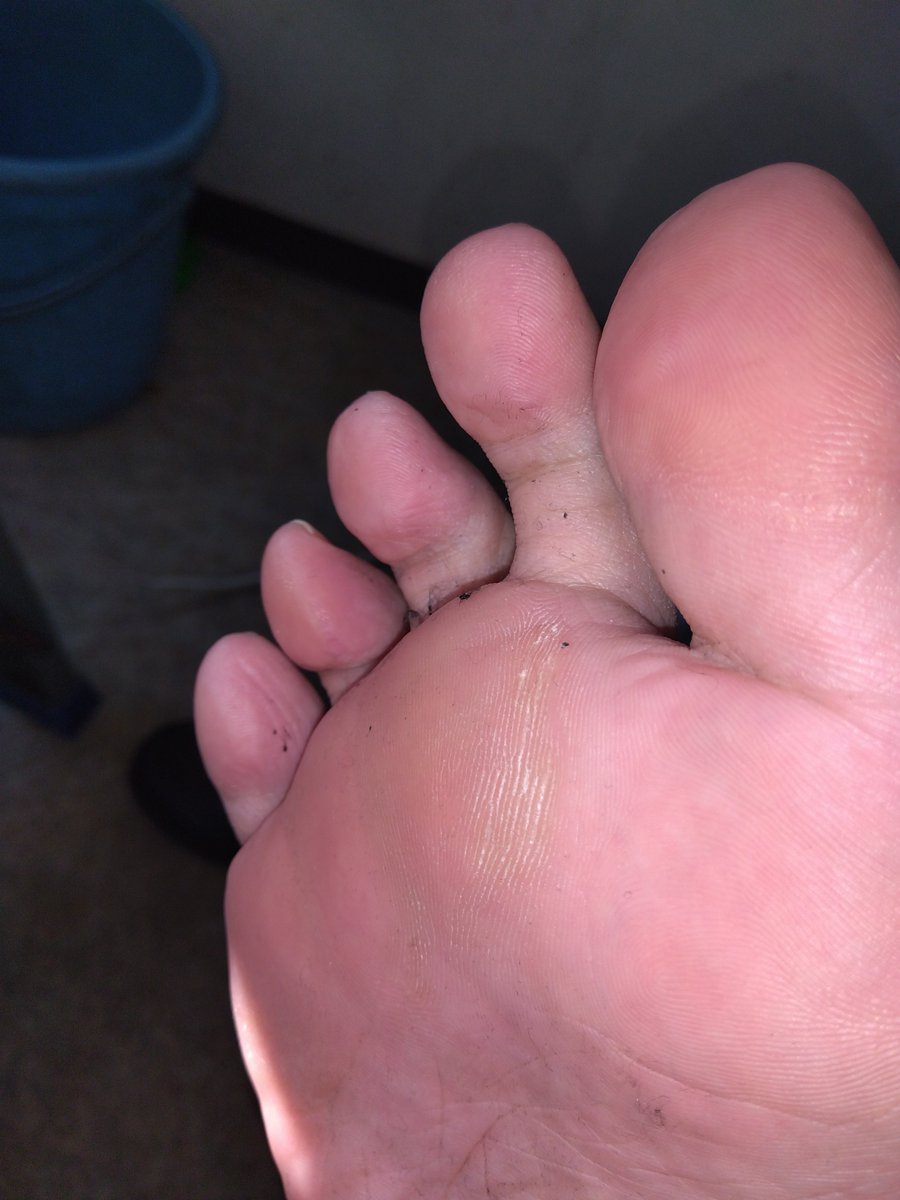 Xo4n3's tweet photo. 仕事中の足指👣
靴の中で一日中蒸されて熱気がすごいw
指の間に汗と靴下カ��ついてるけど許して笑
​#男の足裏 #仕事終わりの足 #足指 #扁平足 #SweatyFeet https://t.co/yyUr5osMFm