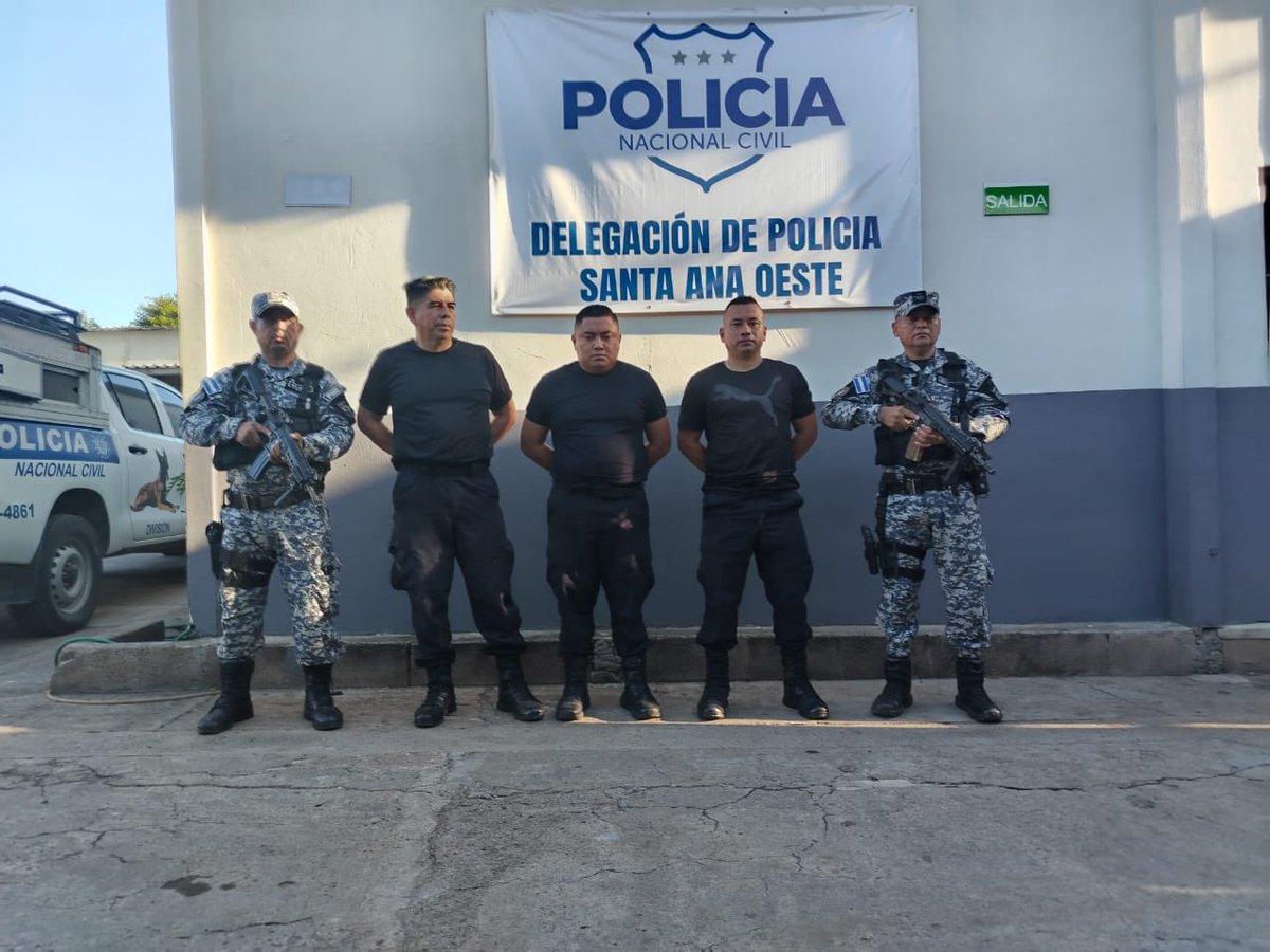 PNCSV's tweet photo. Tres policías pertenecientes a la División Antinarcóticos fueron capturados por el delito de cohecho.

Los agentes hicieron una señal de alto al conductor de un pick up en un retén instalado sobre la carretera que de San Cristóbal La Frontera conduce a Santa Ana.

La víctima denunció que los policías no tuvieron protocolo para el registro del vehículo e introdujeron sin previo aviso al canino dentro del mismo provocando daños en unos documentos importantes.

Cuando la víctima les reclamó, ellos le exigieron $200 y lo amenazaron que si no les daba el dinero iba a tener más problemas.

Sin embargo, lo dejaron ir pero le pidieron su número de celular al cual posteriormente le exigieron $500.

La víctima con pruebas interpuso la denuncia y se procedió a la captura, fueron identificados como: 

▫️Alfredo Rodriguez Navarro, de 49 años
▫️Carlos Ernesto Miranda Rodríguez, de 41 años
▫️Josué Enmanuel Godinez Presa, de 31 años.

Serán puestos a disposición de la justicia y enfrentarán el proceso disciplinario correspondiente.

Los malos elementos van a ser depurados de nuestra institución.