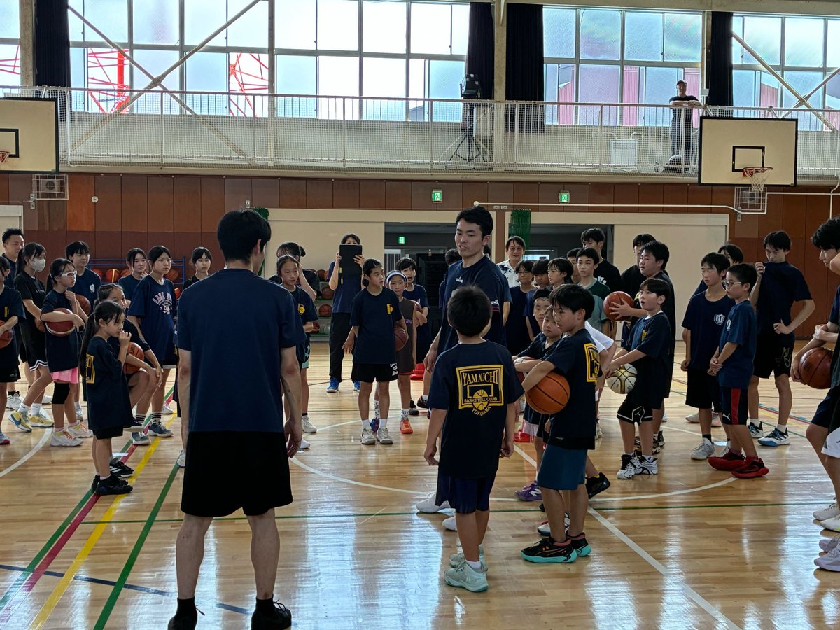 ybc_partners's tweet photo. 【実施報告🏀】

オフィシャルパートナー新井清太郎商店様ご協賛のもと、#森井健太 選手が美しが丘中学校でバスケットボールクリニックを実施🏀

同校バスケ部・山内ミニバスの皆様とドリブルなどを楽しみながら交流しました😊

ご参加いただいた皆様、新井清太郎商店様、ありがとうございました！ https://t.co/MnZAQ9N0Sw