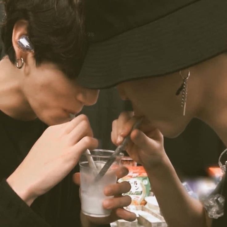 jimincatalyst's tweet photo. tan románticos... https://t.co/XR27dUHBXF