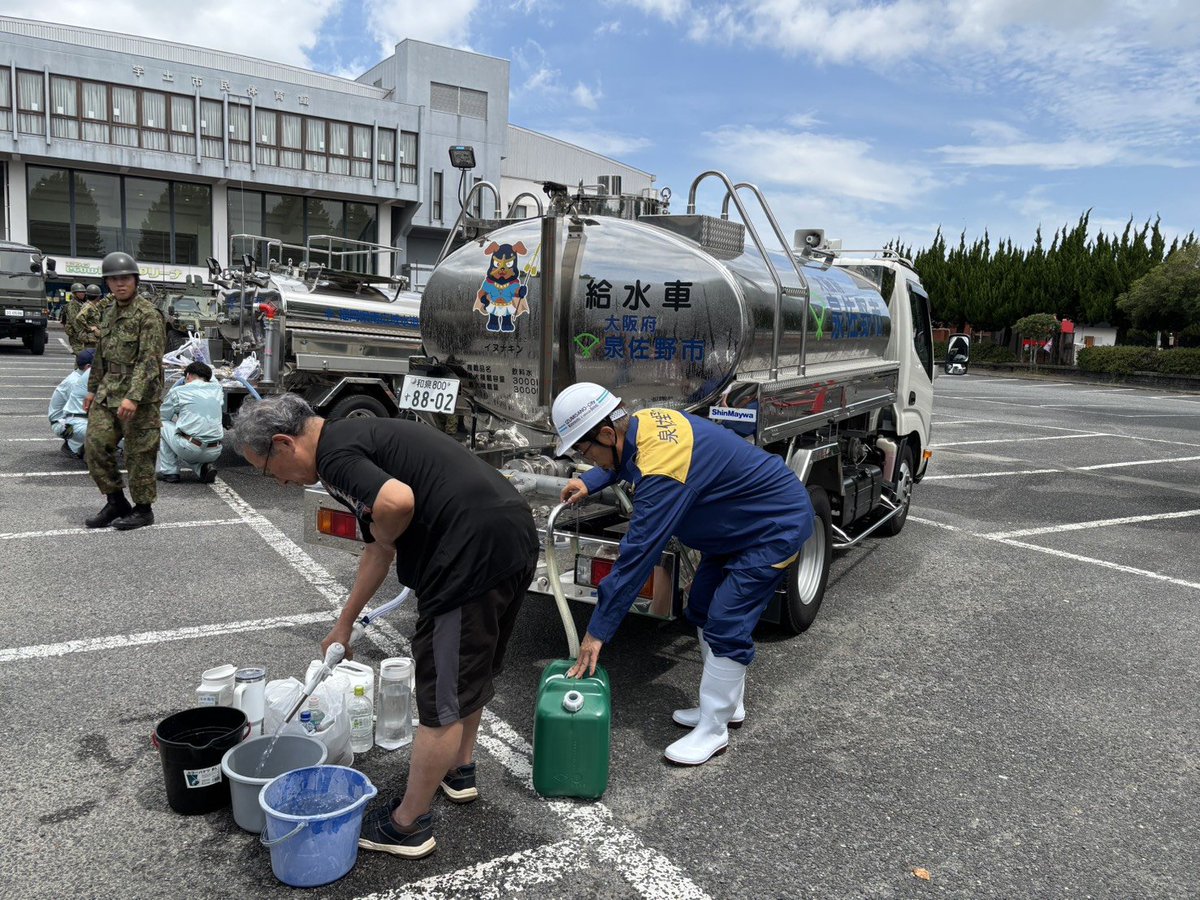 y_oo_30173's tweet photo. 【熊本被災地支援】
令和8年7月30日
熊本県宇土市において
泉佐野市職員2名が給水支援に
あたっています。
#泉佐野市　 ＃熊本　＃宇土市 https://t.co/piwyoijoPX