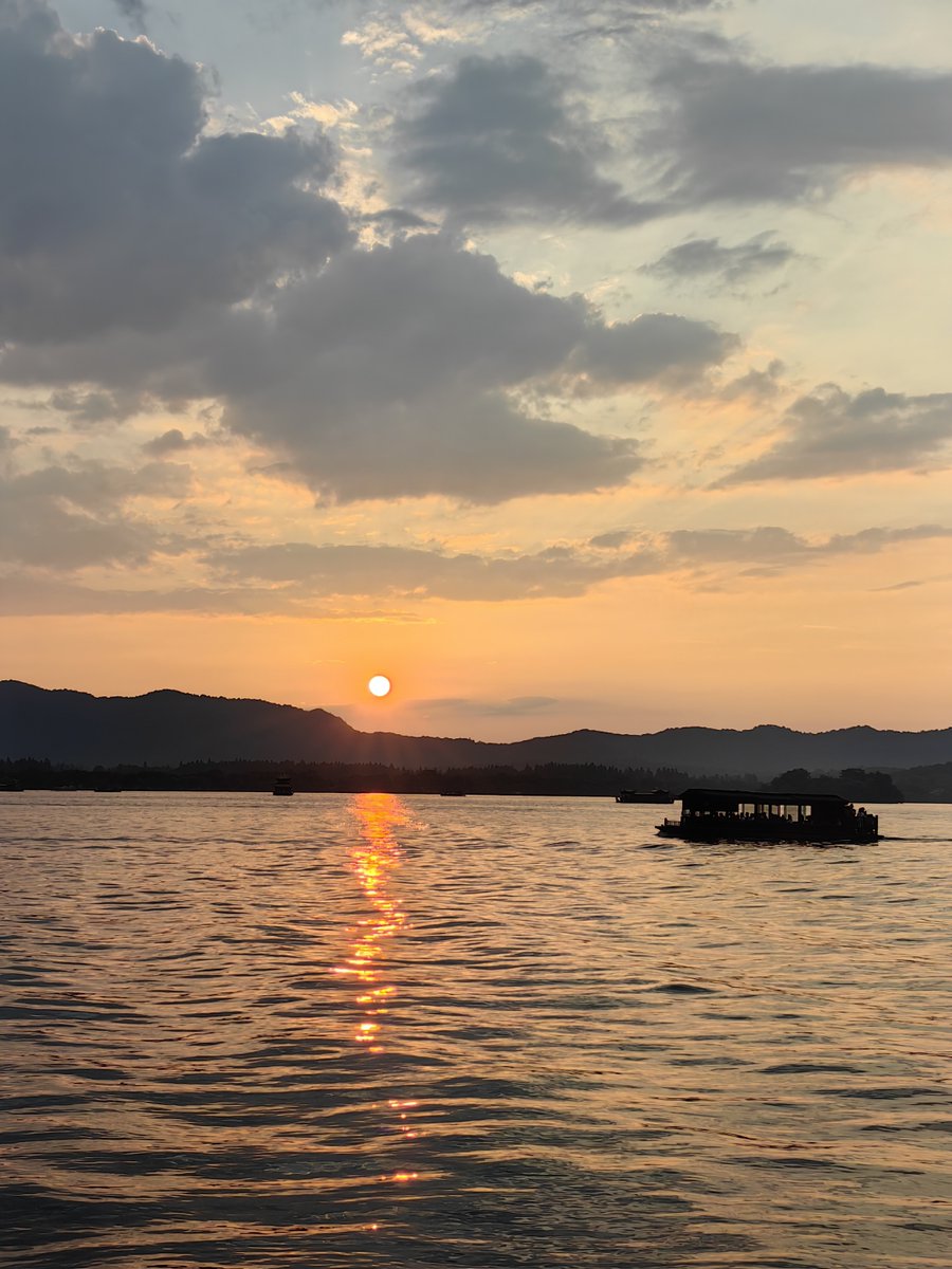 OrvalTrebon's tweet photo. Our campus photography club’s sunset shoot at West Lake this Fri 5PM! Bring your cameras, snacks and love for capturing golden hour vibes. DM to sign up—spots are limited! https://t.co/yxqqQfwxjw