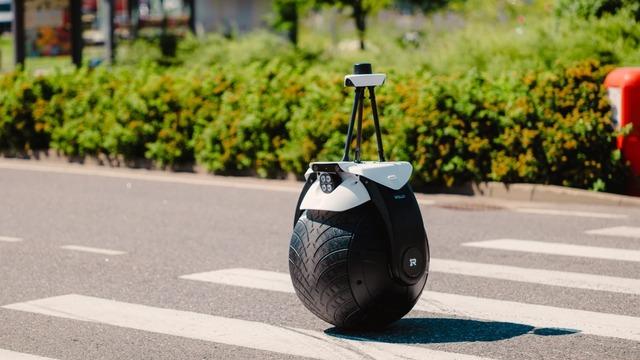 habermatikHQ's tweet photo. Tek bir tekerlek üzerinde dengede durup devriye geziyor! Estonyalı Rollo Robotics, dünyanın ilk tek tekerlekli otonom güvenlik robotu 1ROLLO'yu tanıttı. Güvenlik sektöründe dengeler değişiyor mu? #Robotik https://t.co/5F7VcVIv1g