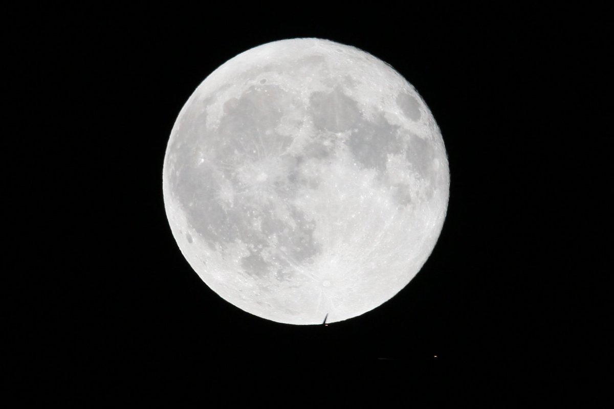 トトノエライト　TOTONOE LIGHT PLAIN MOON MOON Tonight I'm going to full moon ya with a plane. #lookup #moon