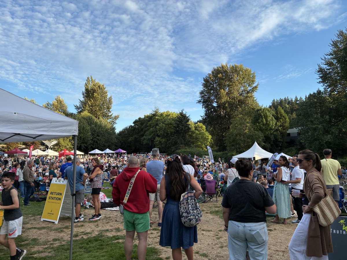 NWmx0119's tweet photo. Live music in the park, birds flying toward the river, and bikers riding on the trail! https://t.co/O699MVSufV