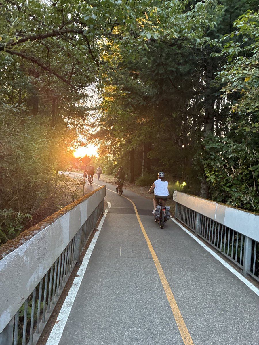 NWmx0119's tweet photo. Live music in the park, birds flying toward the river, and bikers riding on the trail! https://t.co/O699MVSufV