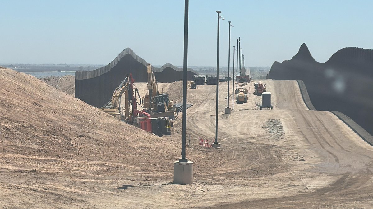 lawmanbs1's tweet photo. @EricLDaugh Secondary walls are going up quick. I have been working up and down southern California to Yuma. Beautiful site!! https://t.co/RS9WXUuWiO