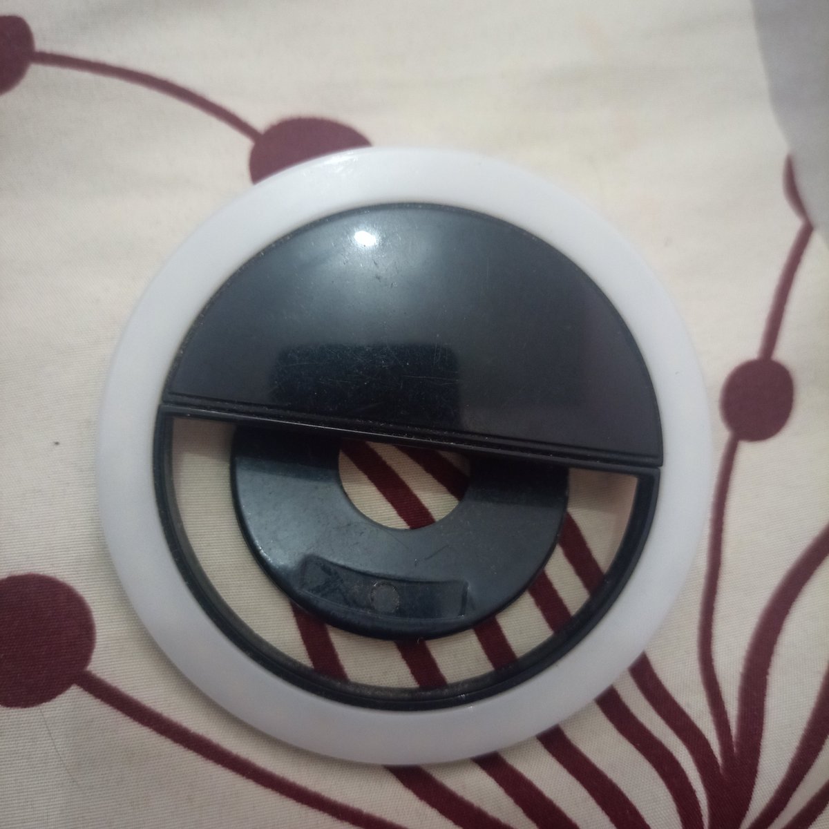 k_eon__ho's tweet photo. wts ringlight kecil 20k only splitpay https://t.co/IhqcTVs9CW