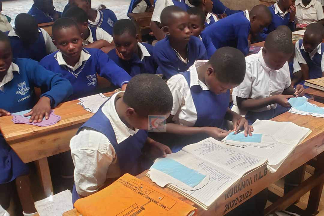 SalvinoMub29901's tweet photo. Thank you @EvelyneNinsiim1 in collaboration with National Planning Authority for training girls in primary schools in Rubanda District on how to make reusable sanitary pads.
#MakingAnImpact
#BuildingLegacy https://t.co/ehnh4z6arK