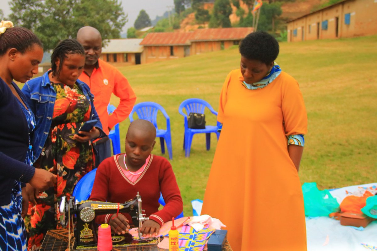 SalvinoMub29901's tweet photo. Thank you @EvelyneNinsiim1 in collaboration with National Planning Authority for training girls in primary schools in Rubanda District on how to make reusable sanitary pads.
#MakingAnImpact
#BuildingLegacy https://t.co/ehnh4z6arK