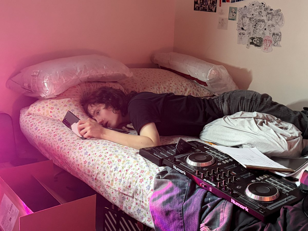 VODKAYEARN's tweet photo. working my ass off unpacking this room come in and look at this fucking thing https://t.co/qlkJEgPYjB