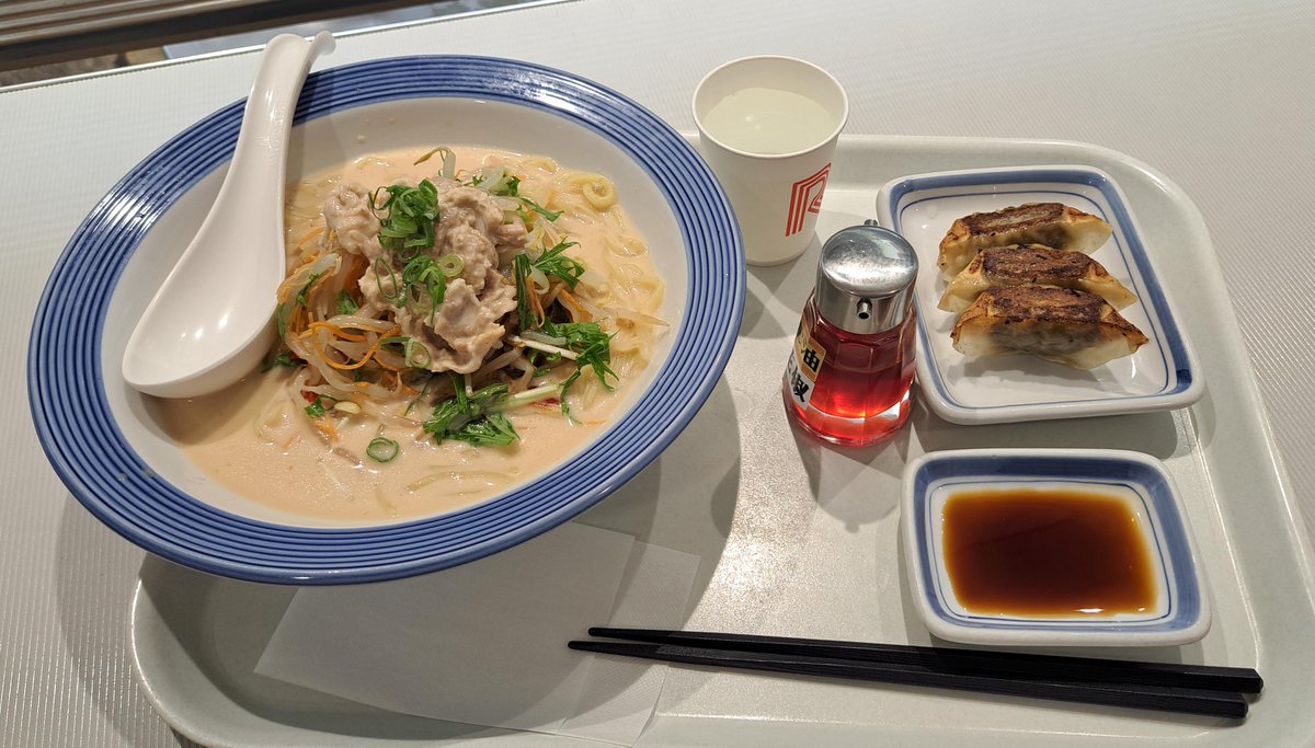 matsuda323's tweet photo. リンガーハット
豚しゃぶ冷やしちゃんぽん、餃子 https://t.co/GjC6LVzym8