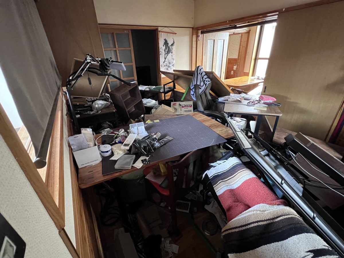 RSrefine's tweet photo. ロードスター乗りの皆様、ご心配おかけしております。

サマーセールやってますので、良かったら引用元をリポストお願いします。もし、今後購入予定があれば前倒しで購入頂けると本当助かります。

今回の地震、八代市は前回と同じ6強でしたが比べものにならないくらい揺れました。多分震度は上方修正入ると思います。

実家は築五十年なので余震が心配で入れず、昨晩は両親を呼びアパートで一夜を過ごし、今日実家に戻ってきましたが、道中は潰れた家多数、隆起、陥没が至る所に。

余震はありますが作業場の片付け始めます。
それと実家のニャー16歳は地震の夜無事帰宅してます、ご心配をおかけしました。
道具や家財や地下水ポンプはやられましたが、被害の酷かったとこに比べればマシな方です。

気がつかないうちに出来てるアザや日本製紙のバカでかい煙突が折れてるのをみると、マジで被災したんだなぁと遅れて実感してます。