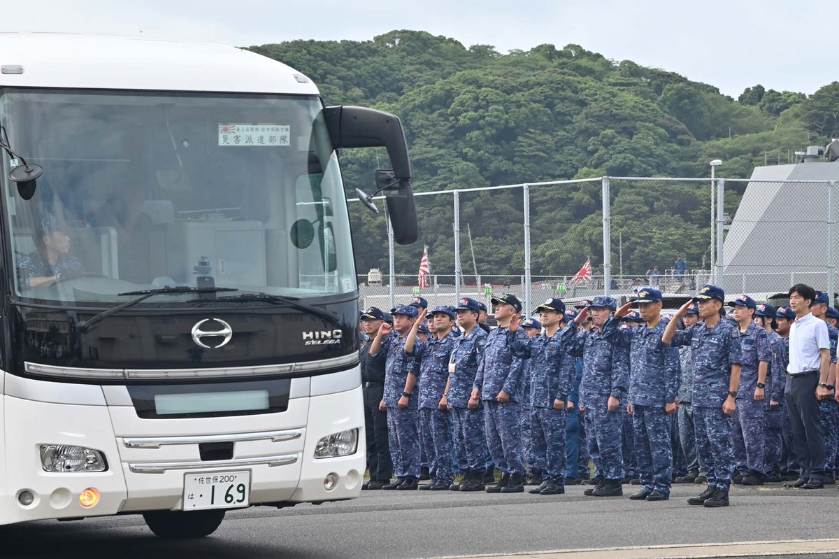 jmsdf_srh's tweet photo. 【#佐世保地方隊 #災害派遣 活動】
 　#海上自衛隊 佐世保地方隊は、令和８年熊本地震に伴う入浴支援活動に従事する隊員の出発及び見送りを行いました。
 #被災者のため #一刻も早く #命を守る #海自佐世保 https://t.co/aQVanexr4l