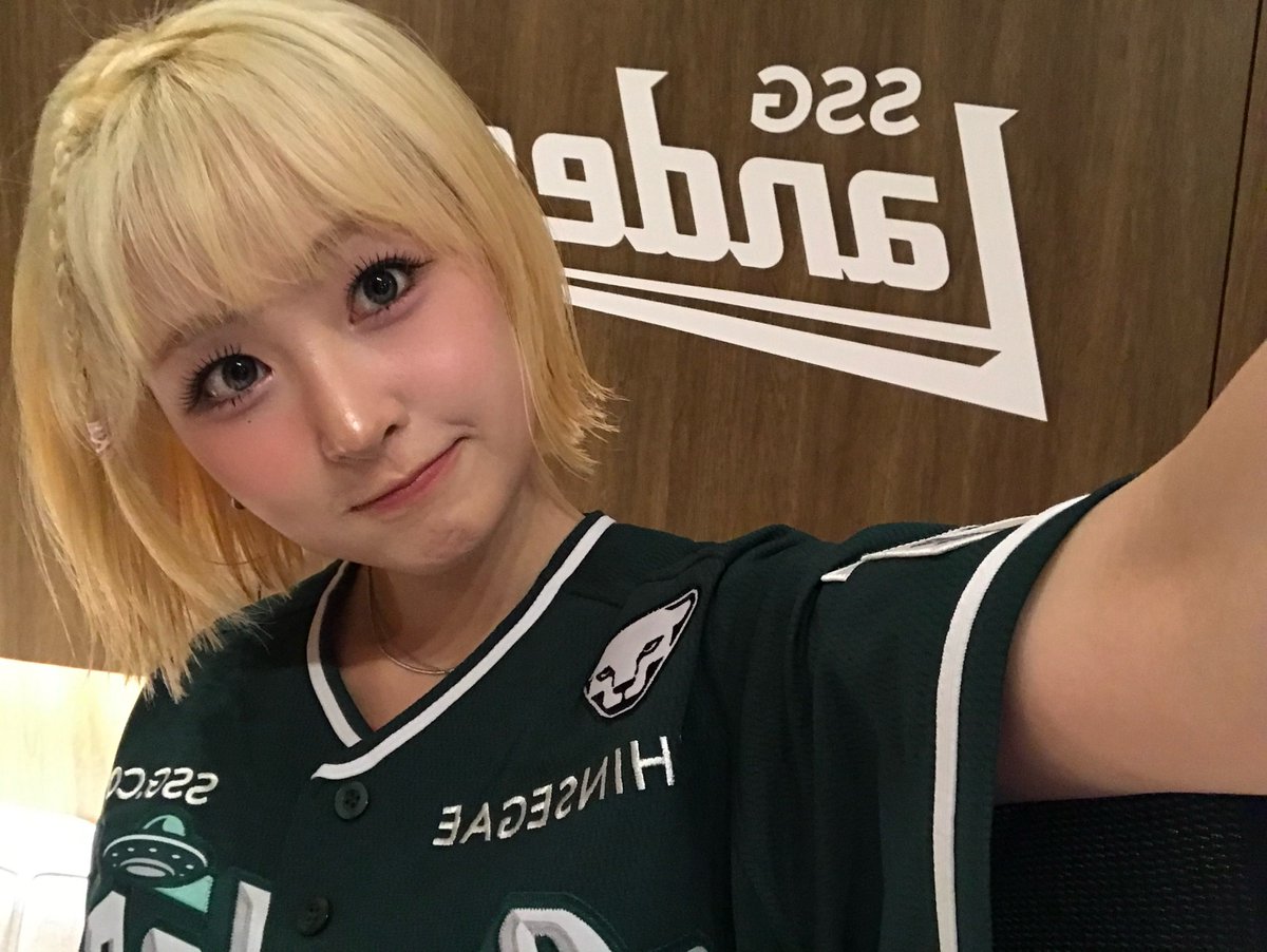 Off_the_QE's tweet photo. 위아랜더스파이띵 
우리의함성을하나로모아
달려가자승리를향해나가자
우리의랜더스여!!!!!❤️⚾️

#랜더스 #으쓱이 

#QueenzEye #퀸즈아이 
#SEOVIN #서빈 https://t.co/yXIyyh93gd