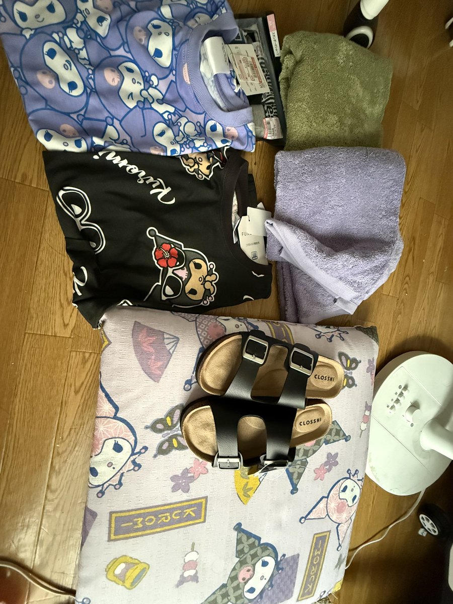 richa_11_'s tweet photo. しまむら

さつどら

かわうい( ˘•ω•˘ )

髪染めて、新しいシャンプーしたけどいいにおいがする( ´◔‸◔`)

サンダルも座布団も服も可愛いし満足 https://t.co/LawJjuyakT