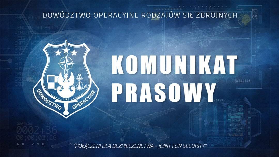 DowOperSZ's tweet photo. ❗️ Uwaga. W godzinach nocnych narodowe i sojusznicze systemy rozpoznania wykryły intensywną aktywność bojową lotnictwa dalekiego zasięgu Federacji Rosyjskiej. W celu zapewnienia bezpieczeństwa polskiej przestrzeni powietrznej podwyższono gotowość bojową środków systemu obrony powietrznej, w tym par dyżurnych myśliwców oraz samolotu wczesnego ostrzegania.

Dowództwo Operacyjne Rodzajów Sił Zbrojnych na bieżąco przekazywało informacje o możliwym zagrożeniu właściwym służbom oraz odpowiednim ośrodkom odpowiedzialnym za bezpieczeństwo i zarządzanie kryzysowe. Utrzymywano stałą wymianę informacji, umożliwiającą skoordynowane reagowanie na rozwój sytuacji.

Środki radiolokacyjne systemu obrony powietrznej kraju obserwowały aktywność co najmniej kilkunastu pocisków operujących nad zachodnią Ukrainą, które ze względu na kierunek lotu mogły stanowić potencjalne zagrożenie dla polskiej przestrzeni powietrznej.

Najbliżej granicy Rzeczypospolitej Polskiej znalazł się jeden z obiektów, który o godz. 3.29 zbliżył się na odległość około 5 km, po czym zmienił kierunek lotu i skierował się na wschód.

O godz. 3.40 w polskiej przestrzeni powietrznej wykryto niezidentyfikowany obiekt poruszający się w kierunku zachodnim. W celu jego rozpoznania i przechwycenia w rejon skierowano dyżurny myśliwiec F-16. O godz. 3.46, przed dokonaniem jednoznacznej identyfikacji, obiekt zanikł ze wskazań systemów radiolokacyjnych. W celu weryfikacji i ostatecznego potwierdzenia wskazań technicznych systemów radarowych w rejon ostatniego wskazania obiektu skierowano śmigłowiec Mi-24. Załoga śmigłowca zlokalizowała prawdopodobne miejsce upadku obiektu w terenie niezabudowanym w pobliżu miejscowości Tarnawa-Kolonia w województwie lubelskim. Na miejsce skierowano Naziemny Zespół Poszukiwawczo-Ratowniczy oraz właściwe służby. W miejscu zdarzenia trwają działania operacyjne i zabezpieczające.

Dowództwo Operacyjne Rodzajów Sił Zbrojnych pozostaje w stałym kontakcie ze służbami zaangażowanymi w działania. 

#PołączeniDlaBezpieczeństwa 🤝 #JointForSecurity