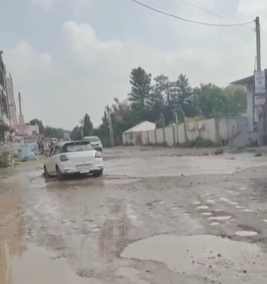 narayan_deepali's tweet photo. Road dikh nahi Rahi Jaipur Bagru Dahmi kala se manipal university Sanjhariya Seeta pua himmat pura mundiya siwar Sirsi road @jdajaipur @BhajanlalBjp @RajCMO @ashokgehlot51 @SachinPilot @PSKhachariyawas https://t.co/ey2bX9kkmU