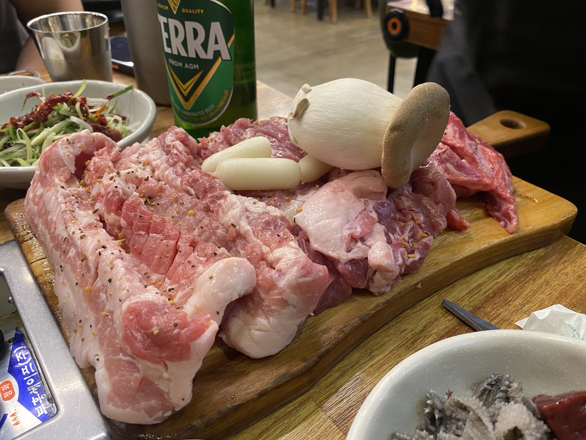 ShingoMatsui2's tweet photo. 🇰🇷でも
とりあえず🍺
#仕事ですよ https://t.co/UG72lwpqsa